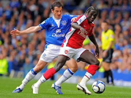 Hậu vệ Leighton Baines (trái, Everton) ngăn cản pha lên bóng của hậu vệ Bacary Sagna (Arsenal).