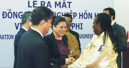 Bà Mabudafhasi – Thứ trưởng Bộ Nước và Môi trường Nam Phi chúc mừng Chủ tịch Hội đồng Doanh nghiệp hỗn hợp Việt Nam - Nam Phi