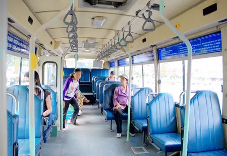 Xe buýt “rụng” vì bão giá!