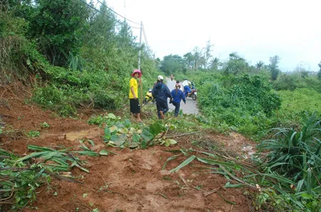 Một mé đồi Tranh bị sạt chắn ngang đường vào làng chài Phước Thiện. Ảnh: Hà Minh