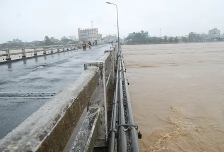 Nước lũ lên nhanh, chớm gầm sông Trà Bồng. Ảnh: Hà Minh
