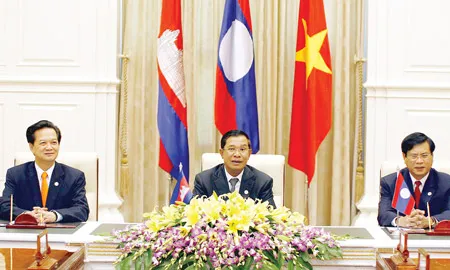 Thủ tướng Nguyễn Tấn Dũng (trái) cùng Thủ tướng Campuchia Hun Sen (giữa) và Thủ tướng Lào Bouasone Bouphavanh tại Hội nghị CLV. Ảnh: AFP