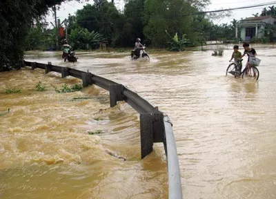 QL1A đoạn qua xã Điện Minh, huyện Điện Bàn, tỉnh Quảng Nam bị nước lũ gây ngập. Ảnh: Nguyên Khôi