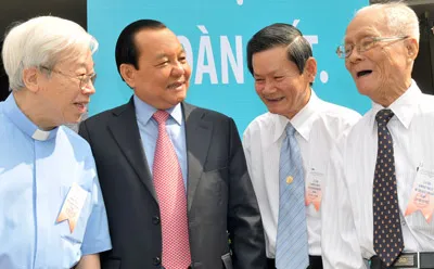 Bí thư Thành ủy TPHCM Lê Thanh Hải gặp gỡ các đại biểu dự lễ kỷ niệm 80 năm ngày thành lập Mặt trận Dân tộc Thống nhất Việt Nam. Ảnh: Việt Dũng