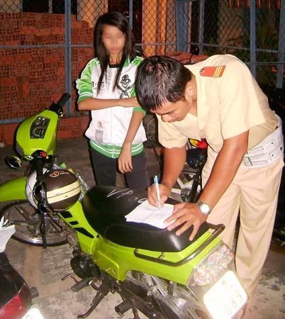 Đối tượng tham gia đua xe trái phép ở cầu Kinh (Bình Thạnh) bị lực lượng cảnh sát giao thông lập biên bản.