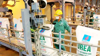 Sản xuất phân urê tại Nhà máy đạm Phú Mỹ. Ảnh: CAO THĂNG