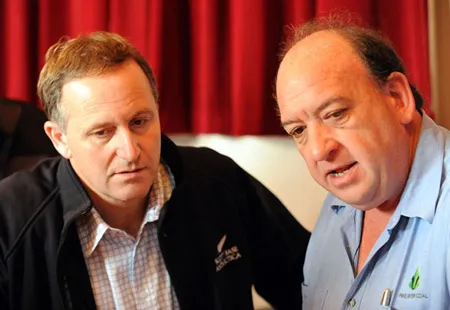 Thủ tướng John Key (trái) và Giám đốc mỏ than Pike River Peter Whitall. Ảnh: NZHerald