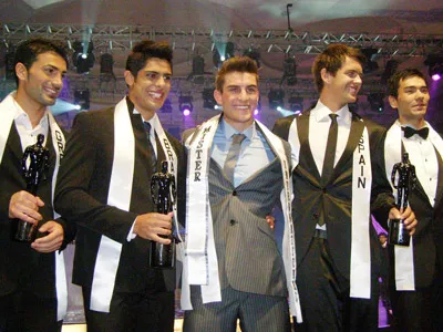 Top 5 thí sinh cao nhất của cuộc thi Mister International 2010. Từ trái qua: Hy Lạp, Brazil, Anh, Tây Ban Nha và Indonesia.