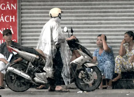 Mua vé tàu tết qua cò: Coi chừng “tiền mất tật mang”