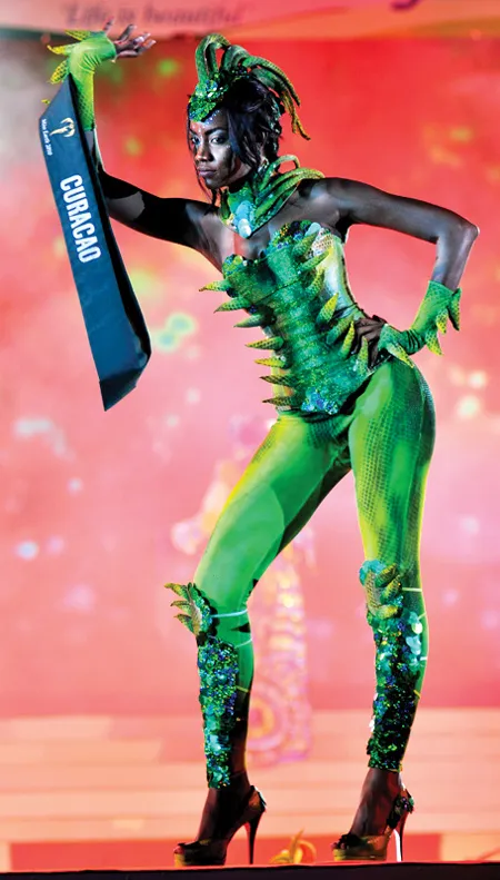 Người đẹp Norayla Francisco trong bộ trang phục phỏng hình dáng của loài kỳ nhông đổi màu quý hiếm đã được đất nước Curacao xếp vào động vật biểu tượng quốc gia