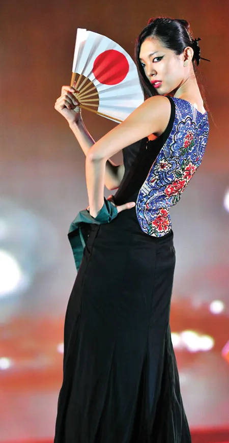 Không chọn bộ kimono truyền thống, người đẹp Nhật Bản Marina Kishira diện chiếc đầm đen đơn giản, hoa văn hình hoa và nước sau lưng theo phong cách tranh truyền thống Nhật. Bộ trang phục mang ý nghĩa của nền văn hóa Nhật Bản đang theo hướng hiên đại nhưng vẫn giữ nét truyền thống. Ý nghĩa của bộ trang phục, cộng với phong cách biểu diễn mang nét bí hiểm đã giúp Hoa hậu Nhật Bản vượt lên 75 thí sinh khác để đoạt giải Miss Trang phục truyền thống. Ảnh: Trường Giang