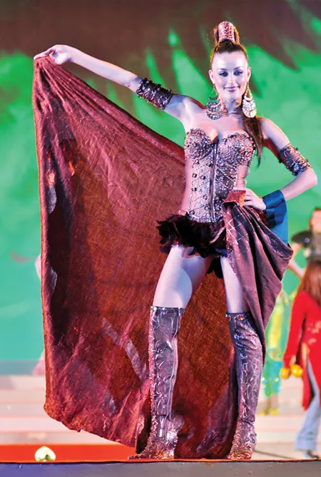 Người đẹp Pamele Reyes Soprani đến từ Chile với bộ trang phục màu đồng, tượng trưng cho các hầm mỏ - nơi những người thợ mỏ Chile vừa thoát nạn một cách thần kỳ