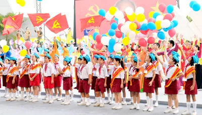 Các em thiếu nhi dự lễ kỷ niệm 70 năm ngày Nam Kỳ khởi nghĩa. Ảnh: VIỆT DŨNG