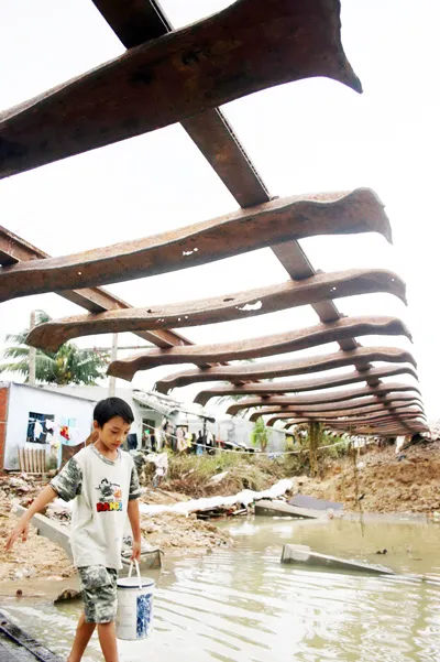 Đường sắt Bắc - Nam đoạn qua miền Trung bị phá hủy bởi lũ lụt. Ảnh: NGUYÊN KHÔI