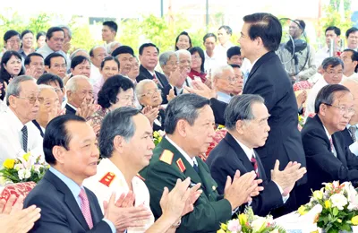 Chủ tịch nước Nguyễn Minh Triết và các đồng chí lãnh đạo dự lễ kỷ niệm 70 năm ngày Nam Kỳ khởi nghĩa