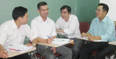 Bí thư Đảng ủy phường 10 quận 6 Huỳnh Minh Hùng (thứ 2 từ trái sang) tại lớp học Anh văn do Thành ủy TPHCM tổ chức. Ảnh: MAI HƯƠNG