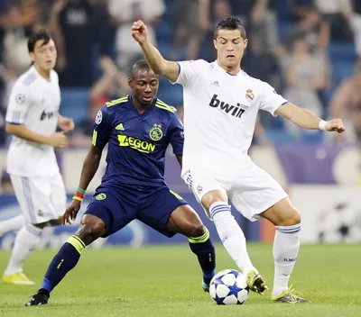 Cristiano Ronaldo (phải, Real) kiểm soát bóng trước Eyong Enoh trận lượt đi