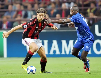 Dennis Oiech (phải, Auxerre) cố ngăn cản Ibrahimovic trận lượt đi.