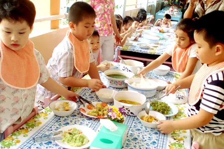 Dạy kỹ năng từ... bữa ăn của trẻ