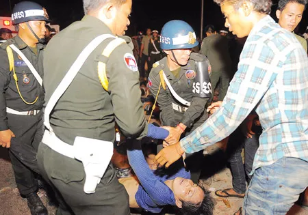 Cảnh sát Campuchia tham gia cứu hộ tại hiện trường. Ảnh: AFP