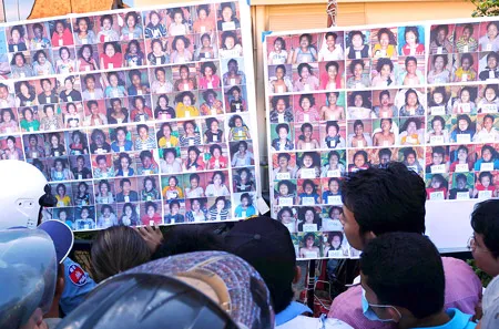 Người dân đến nhận diện những nạn nhân bị thiệt mạng.