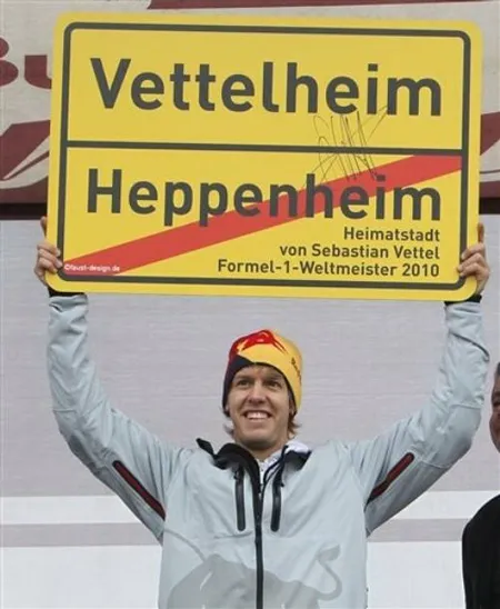 Vettel với tấm bảng đổi tên thị trấn