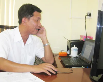 Trần Đoàn Trung, Bí thư Đảng ủy phường Thảo Điền quận 2 TPHCM đang liên hệ với các trung tâm ngoại ngữ để mở lớp Anh văn cho cán bộ phường.