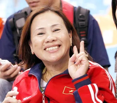 Niềm vui của HLV Hồ Thị Từ Tâm khi Thanh Hằng giành HCB 1500 mét nữ. Ảnh: Việt Hùng