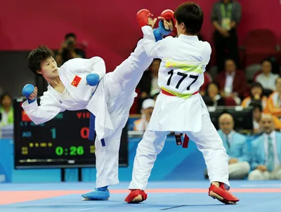 Võ sĩ Vũ Thị Nguyệt Ánh (phải) trong trận chung kết.