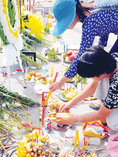 Thắp hương tưởng niệm những người đã chết tại khu vực cầu Koh Pic.