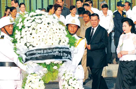 Thủ tướng Hun Sen và phu nhân Bun Rany tại lễ tưởng niệm.