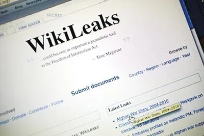 Lệnh truy nã quốc tế của Thụy Điển yêu cầu bắt giữ nhà sáng lập Wikileaks Julian Assange.