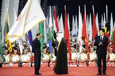 Chủ tịch OCA Ahmad al-Fahad al-Sabah trao lá cờ Asian Games truyền thống cho Thị trưởng thành phố Incheon (Hàn Quốc) Song Yuong Gil - địa điểm sẽ tổ chức kỳ Asian Games 17