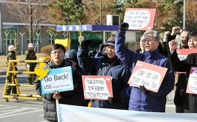 Những người Hàn Quốc phản đối chiến tranh kêu gọi ngừng cuộc tập trận Mỹ-Hàn Quốc. Ảnh: AFP