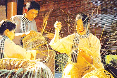 Nông dân xã Hưng Phong, huyện Giồng Trôm, Bến Tre đan giỏ bằng cọng dừa - nghề tạo ra thu nhập thoát nghèo ở nông thôn.
