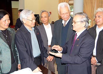 NA Chairman Nguyen Phu Trong meets with voters in Ba Dinh and Cau Giay districts, Hanoi on November 30