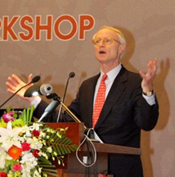 Michael Professor Michael E.Porter reports a research on Vietnam competitive ability in Hanoi on November 30 (Photo: chinhphu.vn)