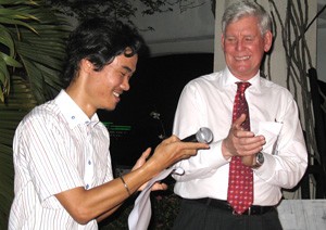 Australian Consul General Graeme Swift (R) gives his applause to artist Tran Minh Duc as the grantee expresses thanks to the Ho Chi Minh City Young Artist Grants Program on Dec. 1, 2010 (Photo: Tuong Thuy)