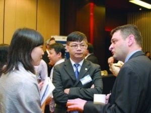 Participants discuss at the Vietnam Business Forum 2010 in Hanoi. (Photo:VNA)