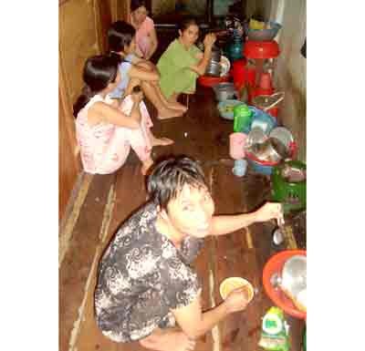 Female workers live in a small boarding house in district 8 ( Photo: SGGP)