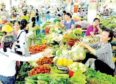 Shoppers at a market in Ho Chi Minh City (Photo: SGGP)