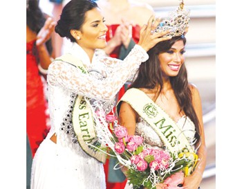 Nicole Faria (R) is crowned Miss Earth 2010 in Nha Trang City on December 4 (Photo: SGGP)