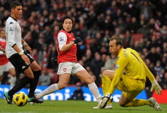 Samir Nasri (2nd R) looks on as Fulham's Australian goalkeeper Mark Schwarzer (R) saves his shot on goal during the football match between Arsenal and Fulham on December 4, 2010. AFP