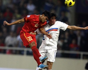 Vietnam midfielder Phan Van Tai Em (L) vies for the ball with Philippines defender Dazo Gier during their AFF Suzuki Cup in Hanoi on Dec. 5. The Philippines won 2-0. (Photo: SGGP)