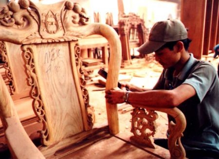 An employee designs a chair at a wood factory in Ho Chi Minh City (Photo: loithanh.com.vn)