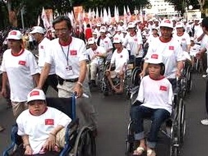 A march showes support to AO victims (Photo: VNA)