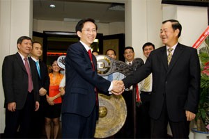Le Van Dung (left) shakes hand with an official of the Ho Chi Minh Stock Exchange (Photo:www.viendonggroup.com.vn)