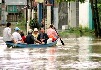 Flooding inundates several streets in Nha Trang City (Photo: SGGP)