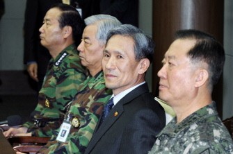 South Korean Defense Minister Kim Kwan-Jin (2nd R) presides over a meeing with key military leaders at the Defense Ministry in Seoul on December 7, 2010. AFP