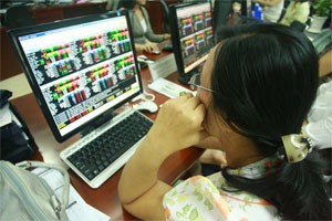 A woman watches share prices updated on a computer screen at a HCMC-based brokerage (Photo:Minh Tri)